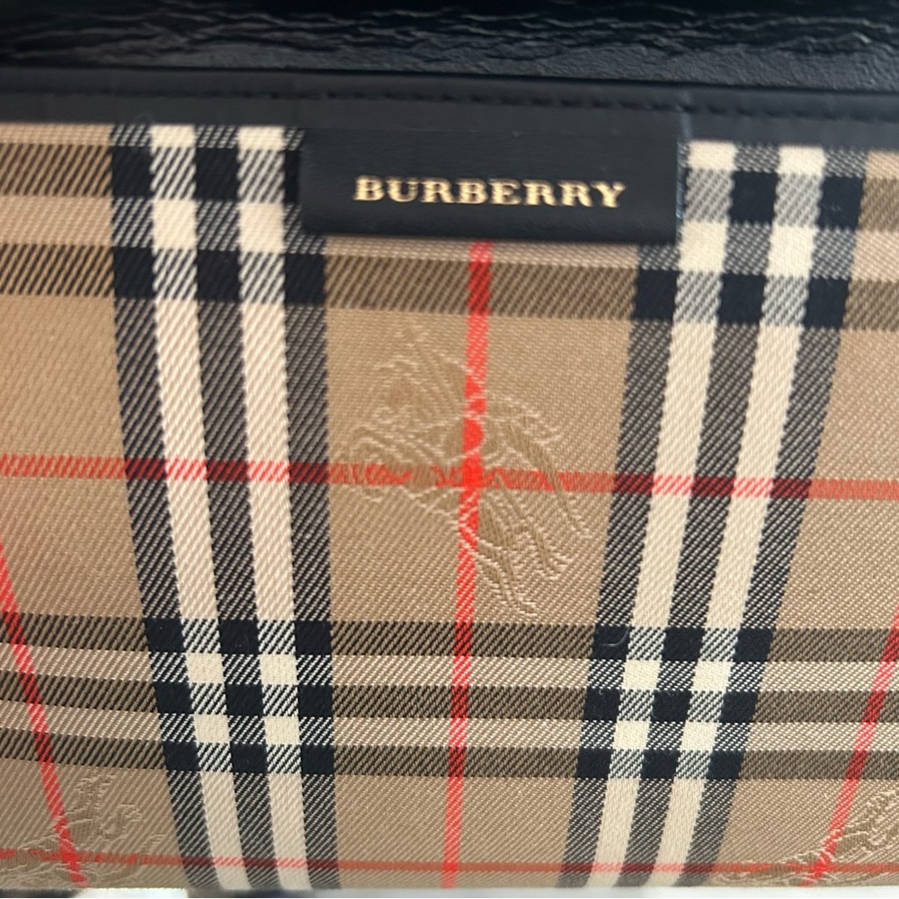 Burberry traditional Beige and blk plaid exterior. Quite Luxury.Passport holder, - Picture 2 of 12